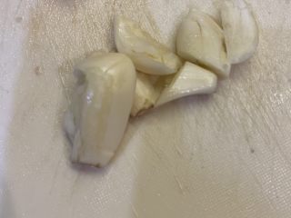 1、腊肠炒豆芽,蒜拍扁