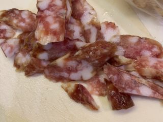 3、腊肠炒豆芽,腊肠切片