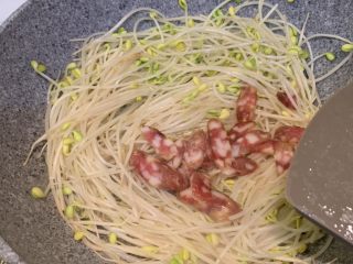 6、腊肠炒豆芽,稍微炒软后放入腊肠