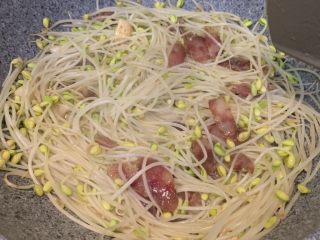 7、腊肠炒豆芽,放入适量盐翻炒均匀
