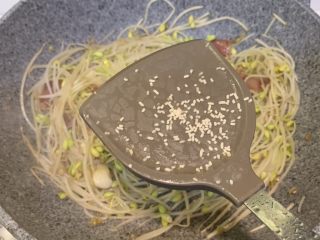 8、腊肠炒豆芽,最后加入鸡精翻炒均匀出锅