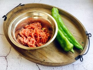 1、春节初二回娘家三鲜卤面四拌菜之二 青椒炒肉丝,主要食材青椒与猪肉肉丝。