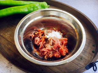 3、春节初二回娘家三鲜卤面四拌菜之二 青椒炒肉丝,把它们抓匀，抓匀后放入1小勺的香油，再抓匀，腌制10分钟备用。