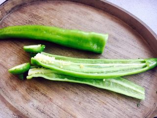 4、春节初二回娘家三鲜卤面四拌菜之二 青椒炒肉丝,青椒切去根部，一破为二，摘去青椒籽。