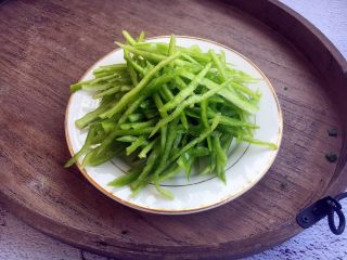 5、春节初二回娘家三鲜卤面四拌菜之二 青椒炒肉丝,把青椒切成丝备用。