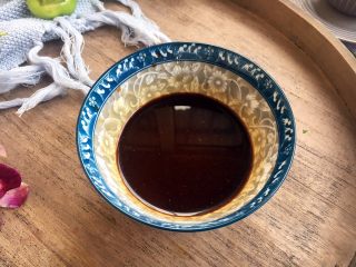 6、春节初二回娘家三鲜卤面四拌菜之二 青椒炒肉丝,调制碗汁：放入1勺的料酒、1勺水、1勺酱油、1小勺天津甜面酱，把它们调匀备用。