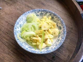 7、春节初二回娘家三鲜卤面四拌菜之二 青椒炒肉丝,准备好佐料，葱切成葱花、姜切成姜末、蒜切成片。