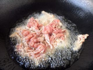 8、春节初二回娘家三鲜卤面四拌菜之二 青椒炒肉丝,热锅放入适量的油，当油温3成热时放入猪肉丝。