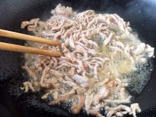 9、春节初二回娘家三鲜卤面四拌菜之二 青椒炒肉丝,用筷子划散，炒至颜色变白，捞出备用。