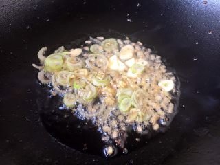 11、春节初二回娘家三鲜卤面四拌菜之二 青椒炒肉丝,锅里留底油，放入葱姜蒜，炒出香味。