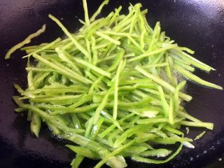 10、春节初二回娘家三鲜卤面四拌菜之二 青椒炒肉丝,用炒肉丝剩下的油炒一下青椒丝，不要炒的时间过长，断生后立刻盛出备用。