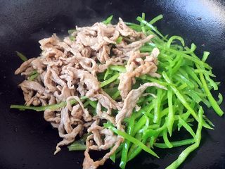 12、春节初二回娘家三鲜卤面四拌菜之二 青椒炒肉丝,放入炒好的青椒丝和肉丝。