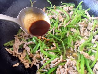 13、春节初二回娘家三鲜卤面四拌菜之二 青椒炒肉丝,倒入提前准备好碗汁，翻炒均匀。