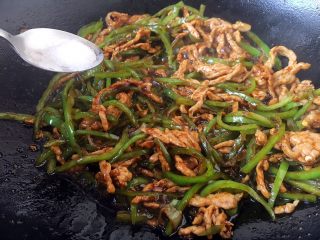 14、春节初二回娘家三鲜卤面四拌菜之二 青椒炒肉丝,放入少许的白糖提鲜、放入1小勺的花椒油提味即可。