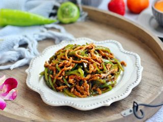 15、春节初二回娘家三鲜卤面四拌菜之二 青椒炒肉丝,成品图。