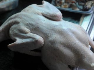 1、最适合夏天的下酒菜——香辣沙锅鸭,鸭子清洗干净，