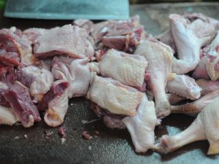 2、最适合夏天的下酒菜——香辣沙锅鸭,剁成小块，我习惯留两个鸭腿给小朋友吃