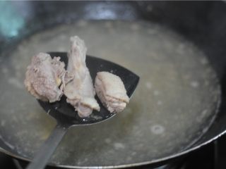 4、最适合夏天的下酒菜——香辣沙锅鸭,随着水的温度增高，会出现很多的浮沫，将浮沫捞出来