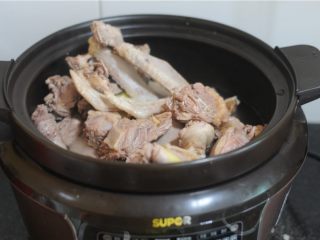 5、最适合夏天的下酒菜——香辣沙锅鸭,汆烫后的肉块放入砂锅