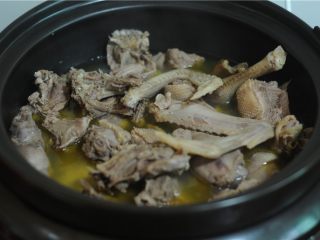 8、最适合夏天的下酒菜——香辣沙锅鸭,时间到，鸭块炖好啦，香喷喷的，直接放点盐就可以吃了哦，我捞出一部分准备做成咸的