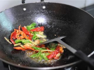 9、最适合夏天的下酒菜——香辣沙锅鸭,油锅烧热，爆香青红椒和姜丝