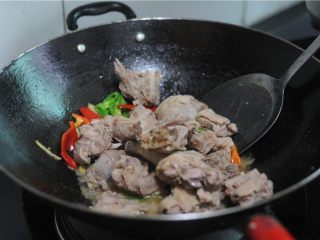 10、最适合夏天的下酒菜——香辣沙锅鸭,将鸭肉块倒进去稍微翻炒几下，下入盐，翻炒均匀即可