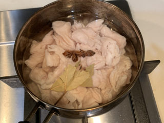 4、爆炒肥肠,放入2片香叶