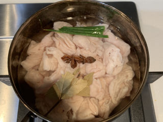 5、爆炒肥肠,适量葱段