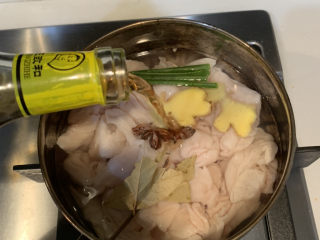 8、爆炒肥肠,放入一大勺料酒