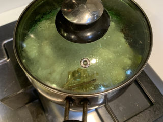 9、爆炒肥肠,盖上锅盖，中小火煮20分钟，直至肥肠软