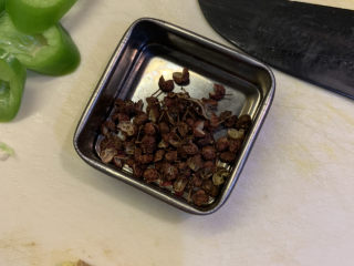 14、爆炒肥肠,准备好适量花椒