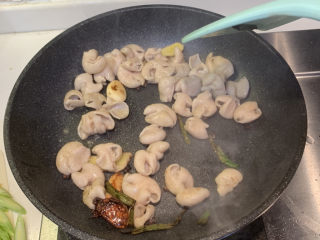 19、爆炒肥肠,放入肥肠，全程大火翻炒