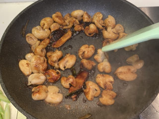 20、爆炒肥肠,放入2勺生抽，1勺老抽，翻炒均匀上色