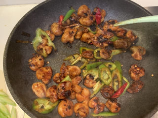 21、爆炒肥肠,放入青辣椒，干红辣椒，翻炒均匀