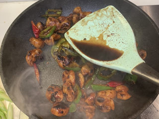 22、爆炒肥肠,倒入少许陈醋，从锅边淋一圈，调味