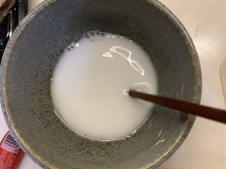 1、蒜蓉小油菜,准备好水加淀粉，勾芡