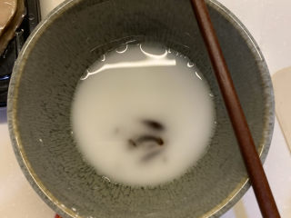 2、蒜蓉小油菜,再加入一勺蚝油在勾芡好的淀粉水里，放一边备用