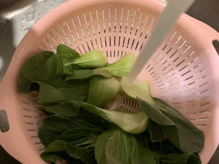 3、蒜蓉小油菜,油菜洗干净，沥干水