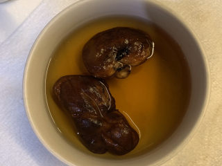 4、蒜蓉小油菜,干香菇拿出来，凉水泡开