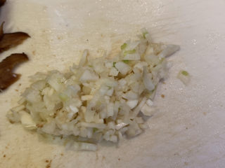 6、蒜蓉小油菜,蒜去皮，切粒