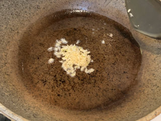 8、蒜蓉小油菜,油热八成时，放入蒜粒爆香