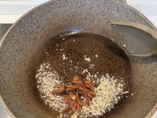 9、蒜蓉小油菜,放入香菇片炒均匀