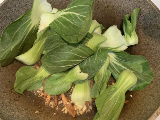 10、蒜蓉小油菜,放入油菜，翻炒至软