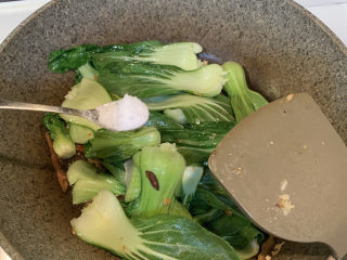 11、蒜蓉小油菜,放入一勺盐翻炒均匀