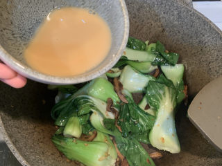 12、蒜蓉小油菜,再淋上勾芡好的蚝油淀粉汁，即可出锅