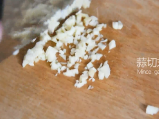 8、茶餐厅的厨师是怎么做豆豉凤爪的？,切蒜末备用
