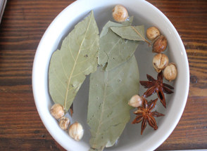 2、#夏天的味道# 如何做东北人餐桌上的明星凉菜——东北大拌菜 ,把香叶，白蔻，桂皮，八角放入水中浸泡半个小时。