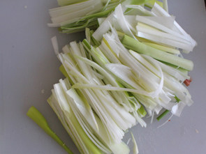 3、#夏天的味道# 如何做东北人餐桌上的明星凉菜——东北大拌菜 ,葱切丝。