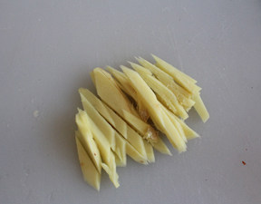 4、#夏天的味道# 如何做东北人餐桌上的明星凉菜——东北大拌菜 ,姜切丝。