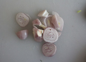 5、#夏天的味道# 如何做东北人餐桌上的明星凉菜——东北大拌菜 ,小洋葱切片。